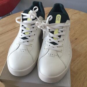 THE ROGER Advantage Sneakers…like new in box